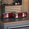 Coppia Fanali Posteriori Destro + Sinistro Universale Autocarro Tecnologia Ibrida 24V – Con Cablaggio sul banco officina