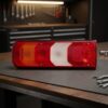 Fanale Posteriore Destro Mercedes Actros 2011-2018 – C/Luce Targa sul banco officina