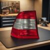 Fanale Posteriore Sinistro Per Mercedes Classe C W202 ricambio originale Hella sul banco officina