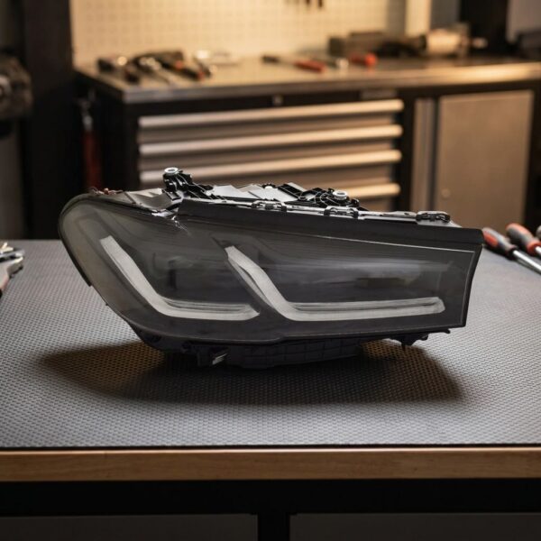 Faro Anteriore Destro BMW Serie 5 G30-G31 2020+ – Full Led Modello Afs sul banco officina
