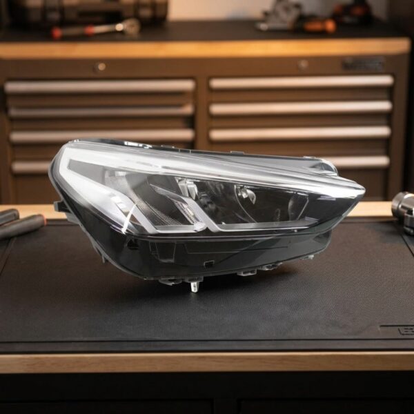Faro Anteriore Destro BMW X1 U11 2022+ sul banco officina
