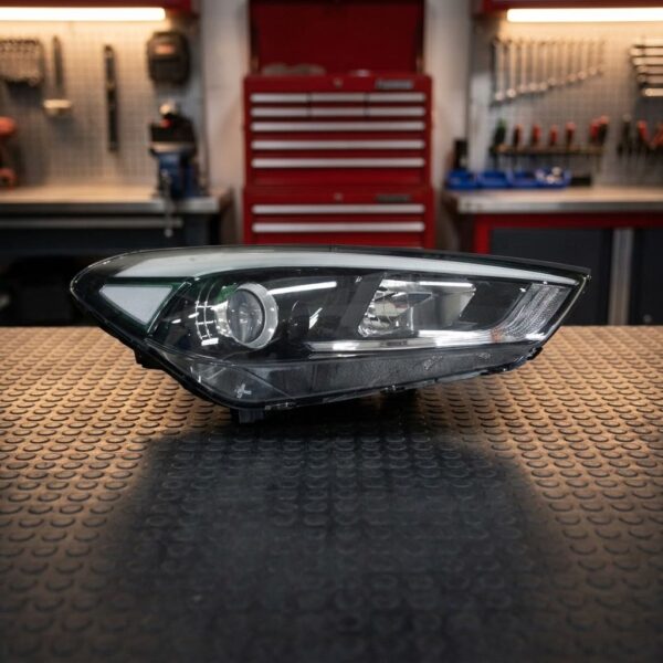 Faro Anteriore Destro Hyundai Tucson 2015-2017 – (H7-H7) C/Motore C/Luce Diurna A Led Parabola Nera sul banco officina