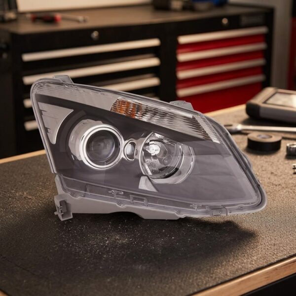 Faro Anteriore Destro Isuzu D-Max 2012-2016 sul banco officina
