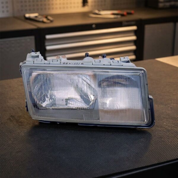 Faro Anteriore Destro Mercedes 190 E sul banco officina