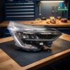 Faro Anteriore Destro Renault Clio 2019-2022 - Parabola Nera sul banco officina