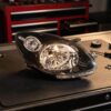 Faro Anteriore Destro Renault Twingo 2007-2011 - Parabola Nera sul banco officina