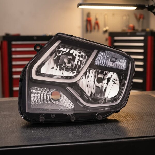 Faro Anteriore Sinistro Dacia Duster 2013-2017 sul banco officina