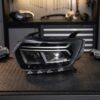 Faro Anteriore Sinistro Dacia DUSTER 2021+ Originale Valeo sul banco officina