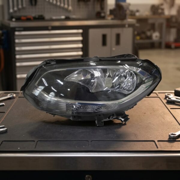 Faro Anteriore Sinistro Mercedes Classe B W246 2014+ sul banco officina