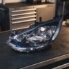 Faro fanale proiettore sinistro per Mazda 2 07> sul banco officina