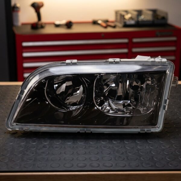 Faro fanale proiettore sinistro per Volvo V40 - S40 12/00>12/02 Parabola Nera 4pin sul banco officina