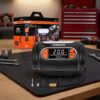 TYREinflate Compressore aria portatile Osram OTI2130 con cavo di alimentazione lungo 3,5mt sul banco officina