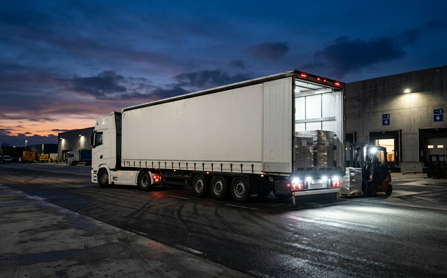 Camion con fari da lavoro accesi