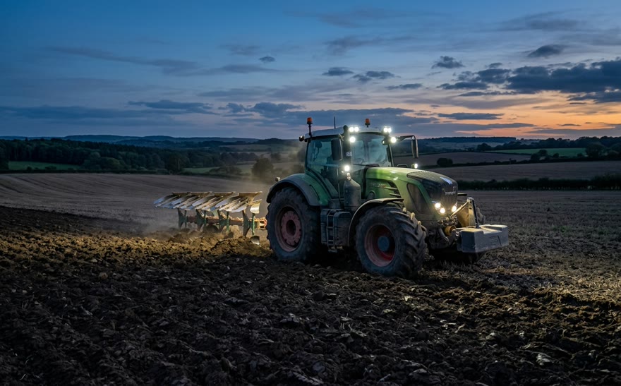Trattore con fari da lavoro accesi